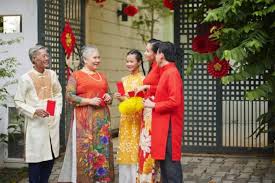 Người thực hiện nghi lễ đọc văn khấn xông nhà