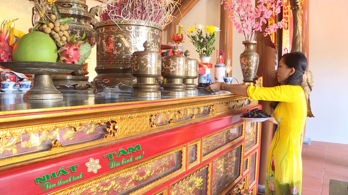 Lau dọn bàn thờ gia tiên đúng cách và trang nghiêm