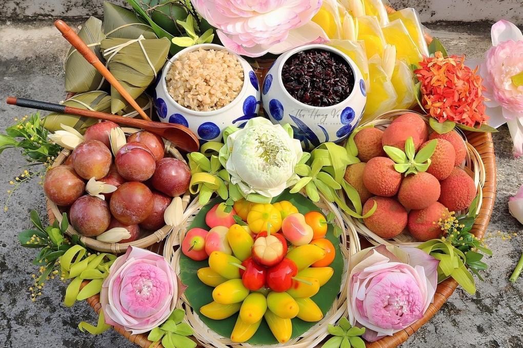 Mâm cúng tết đoan ngọ với các lễ vật đặc trưng theo mùa.