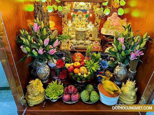 Hướng đặt cóc ngậm tiền trên bàn thờ thần tài