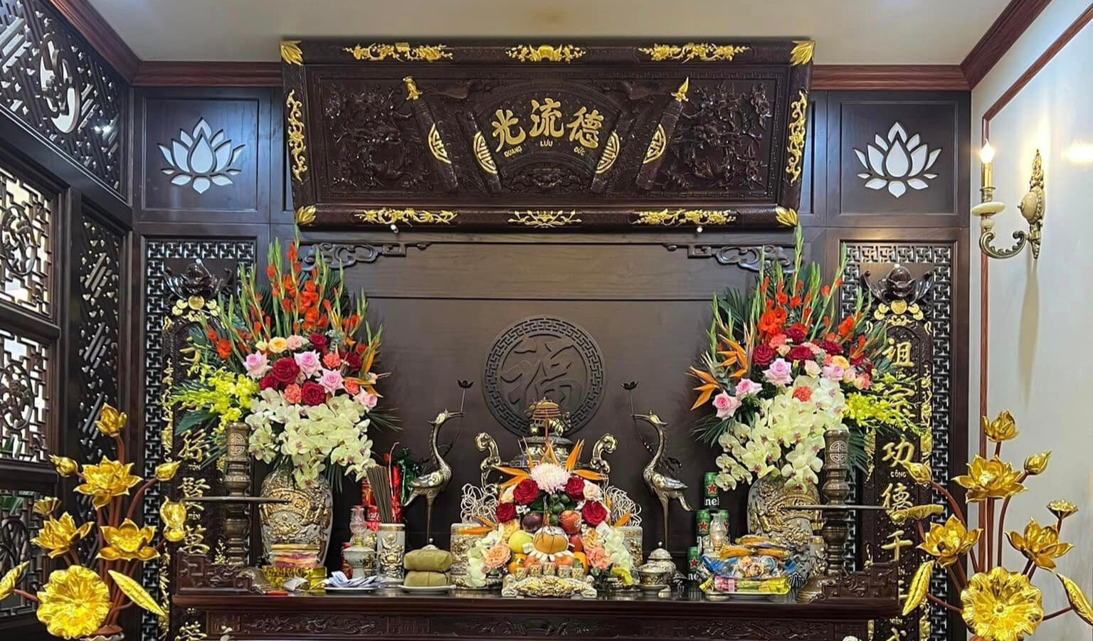 nên cắm hoa gì trên bàn thờ gia tiên