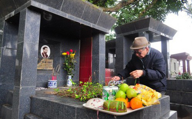 Dọn dẹp tu sửa phần mộ tổ tiên