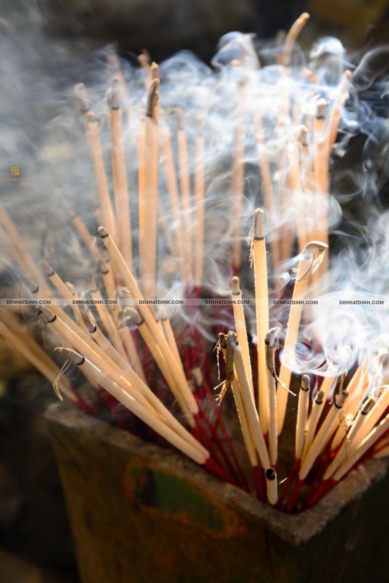 Thắp hương bị cháy chân nhang điềm gì và cách hóa giải 3 thắp hương bị cháy chân nhang