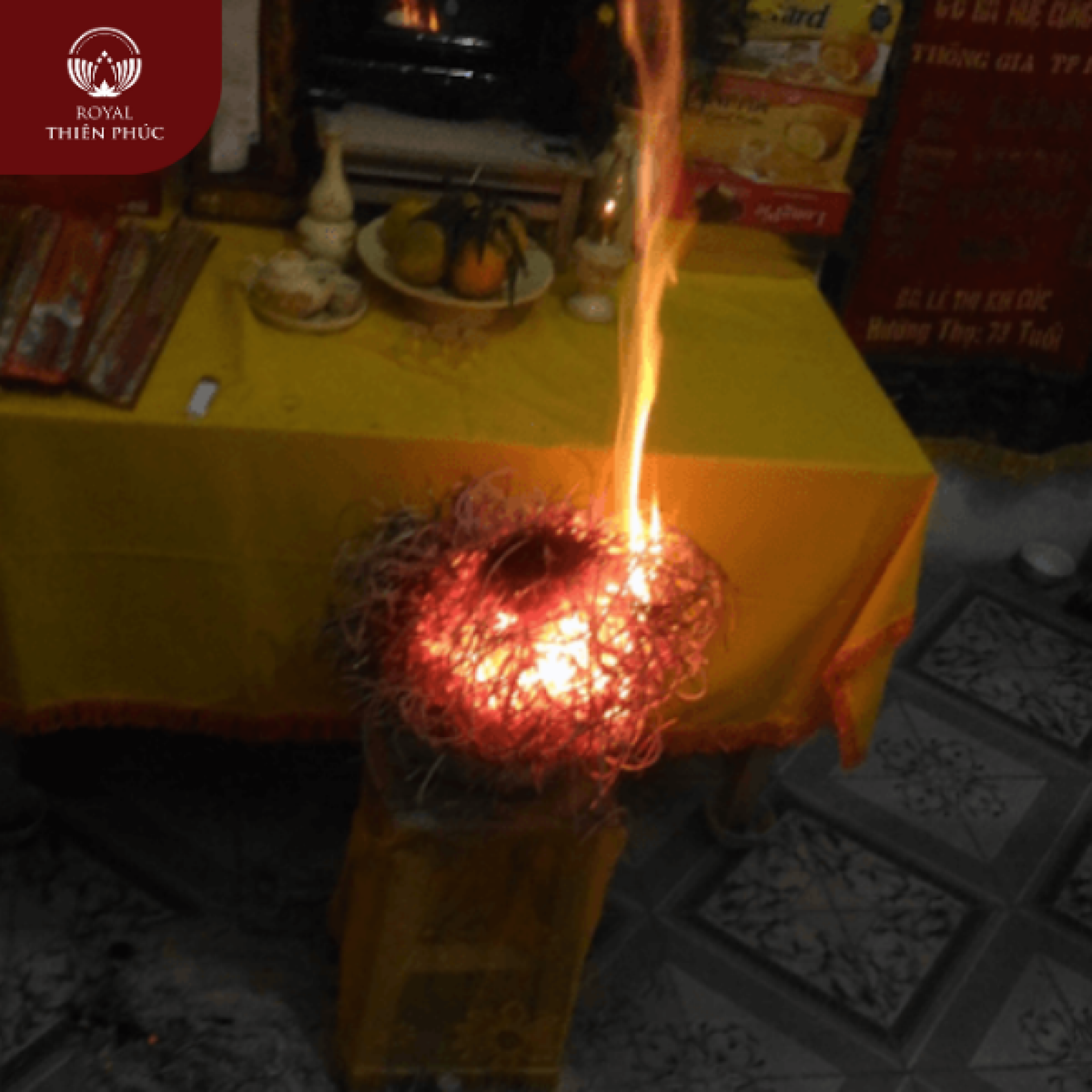 Thắp hương bị cháy chân nhang điềm gì và cách hóa giải 2 thắp nhang bị cháy chân nhang