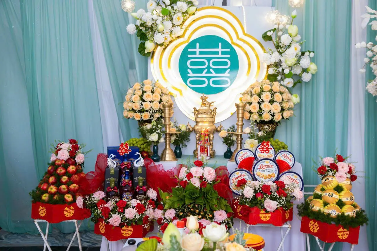 nên cắm hoa gì trên bàn thờ gia tiên