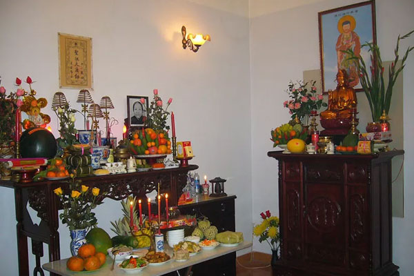 treo ảnh phật trên bàn thờ gia tiên được không