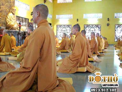 Bài văn khấn mùng 1 tháng 8 cúng gia tiên